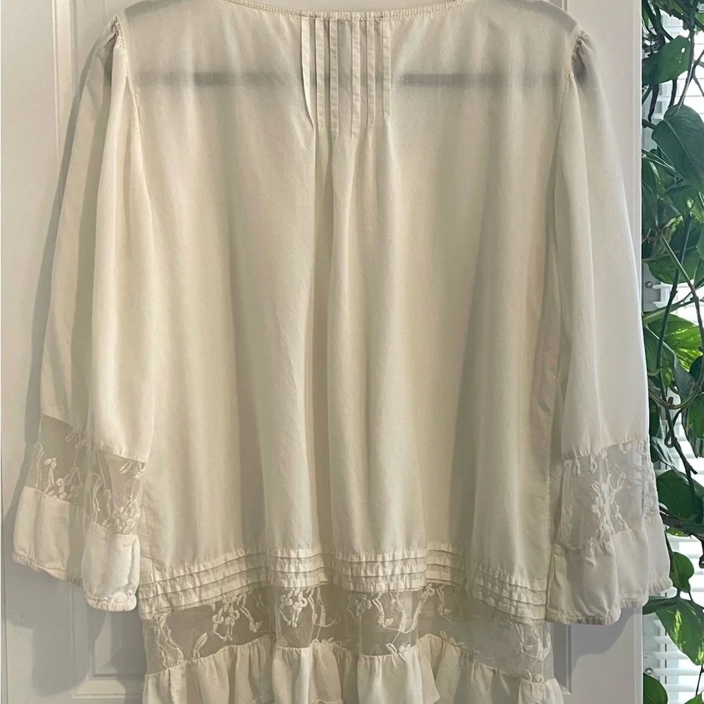 🍀 Elegant White Blouse with Lace Details 🍀 - Picture 5 of 11